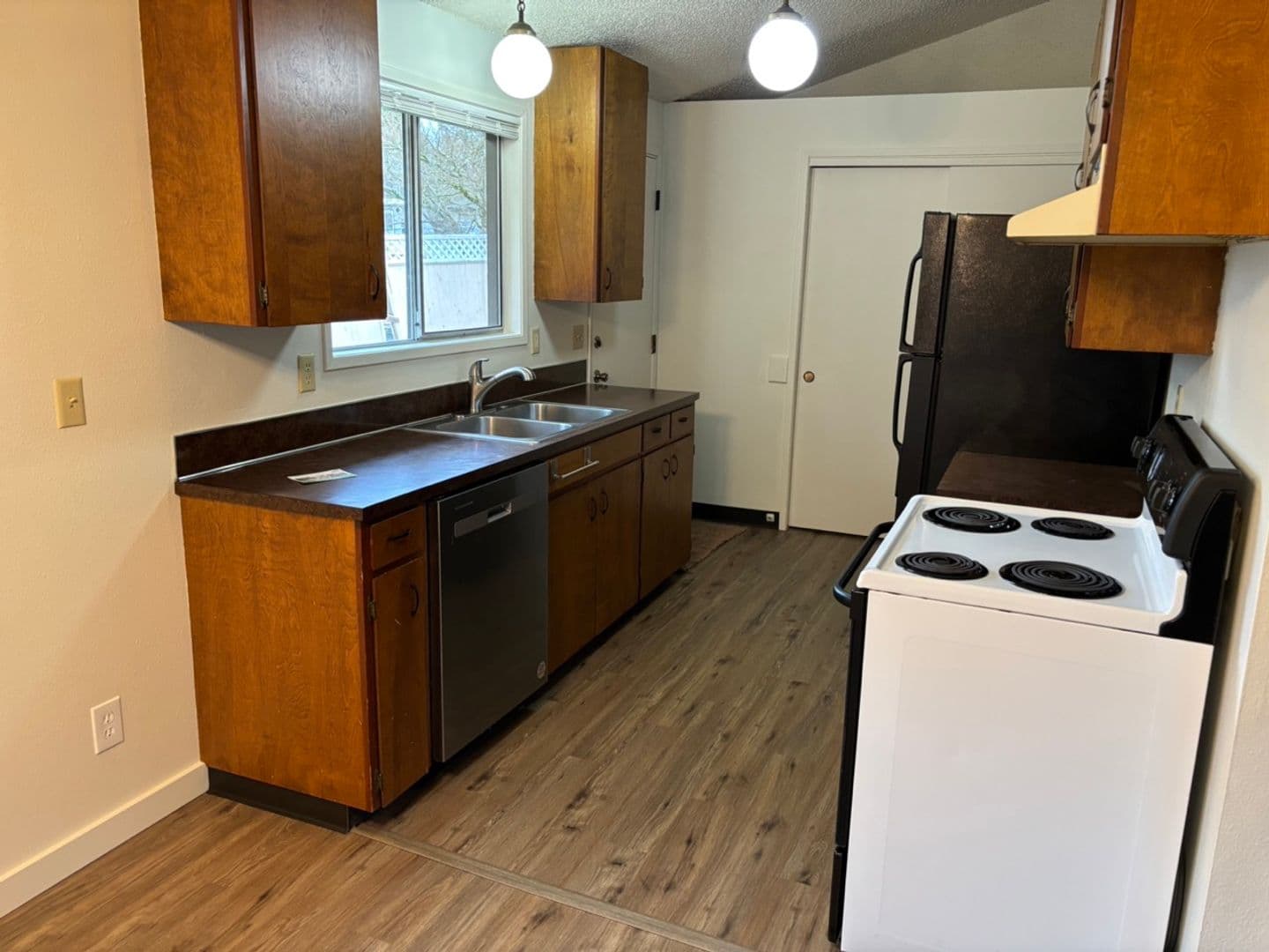 Milwaukie Apartment: 5555 SE Gill St