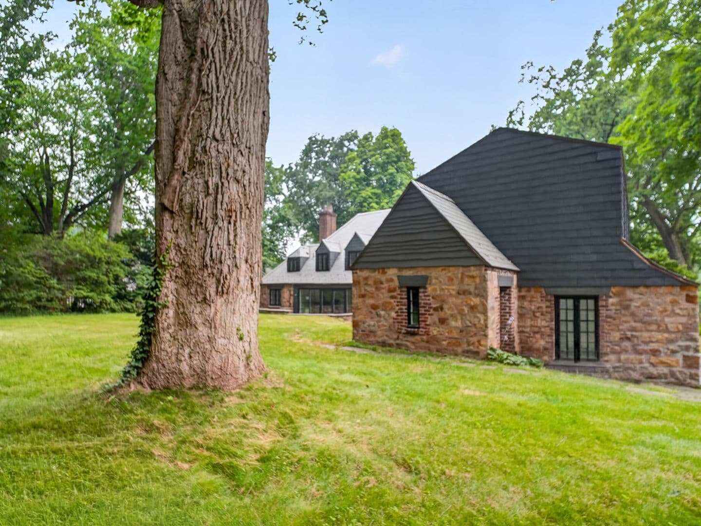 Hamden House: 1085 Ridge Road