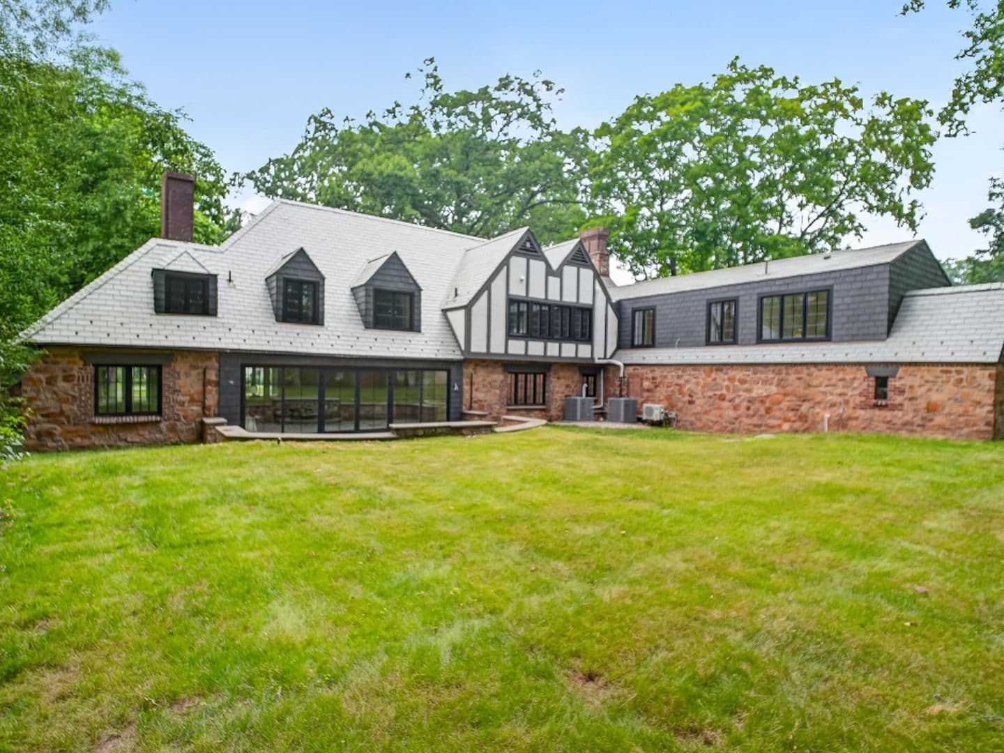 Hamden House: 1085 Ridge Road