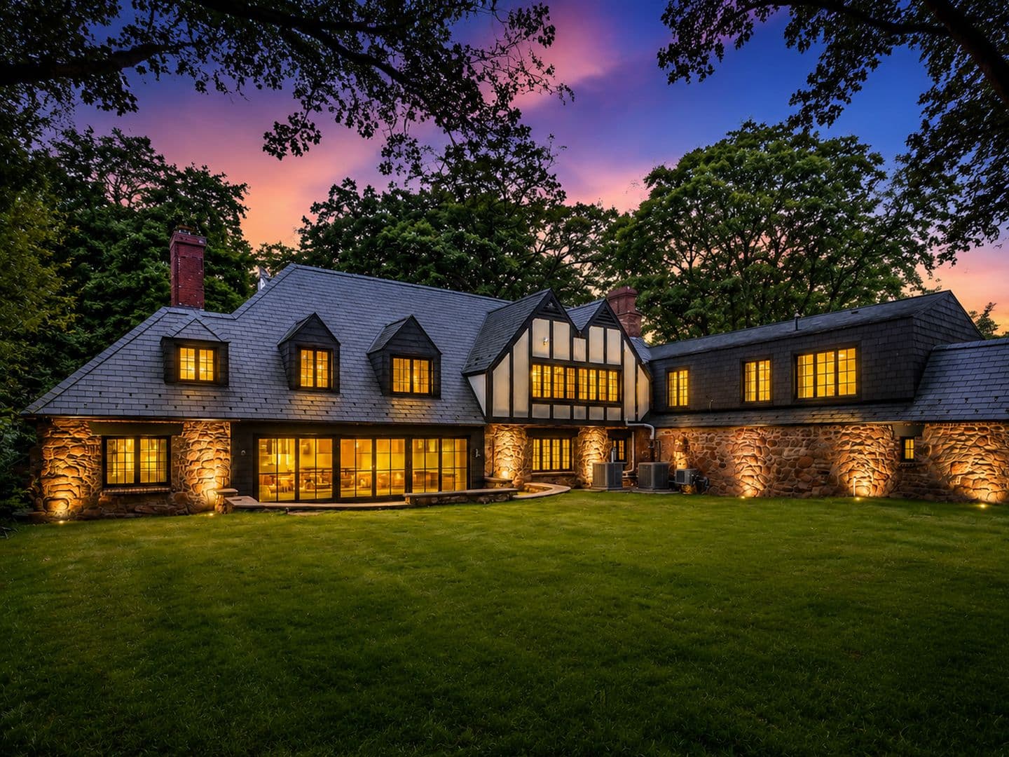 Hamden House: 1085 Ridge Road