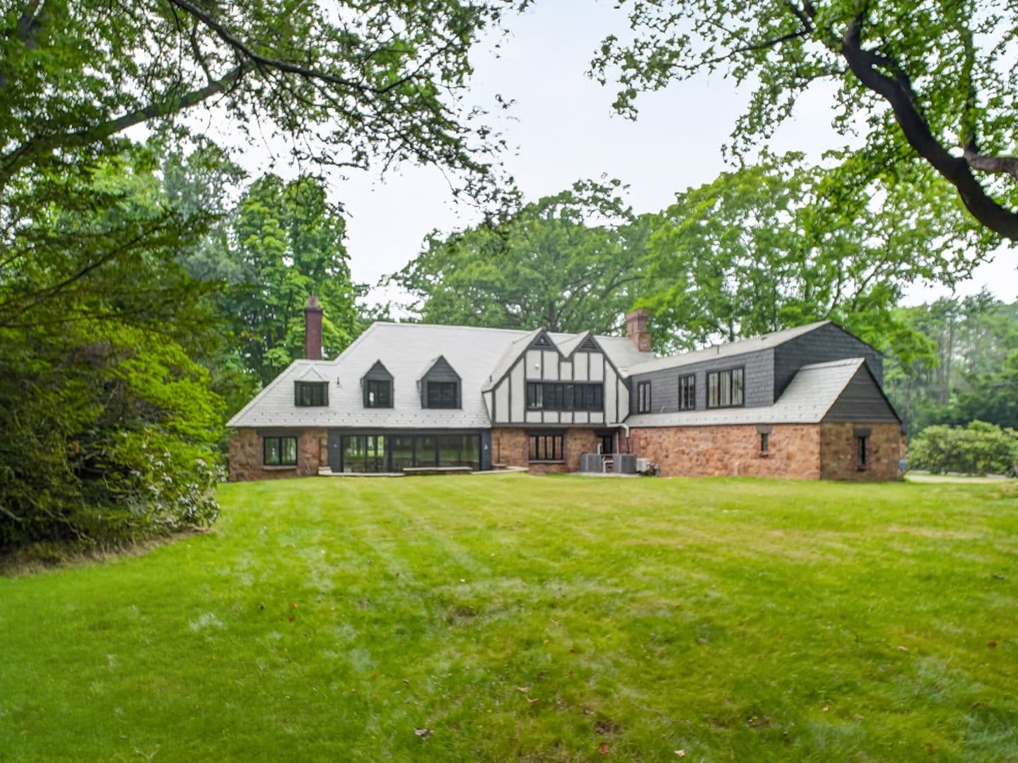 Hamden House: 1085 Ridge Road