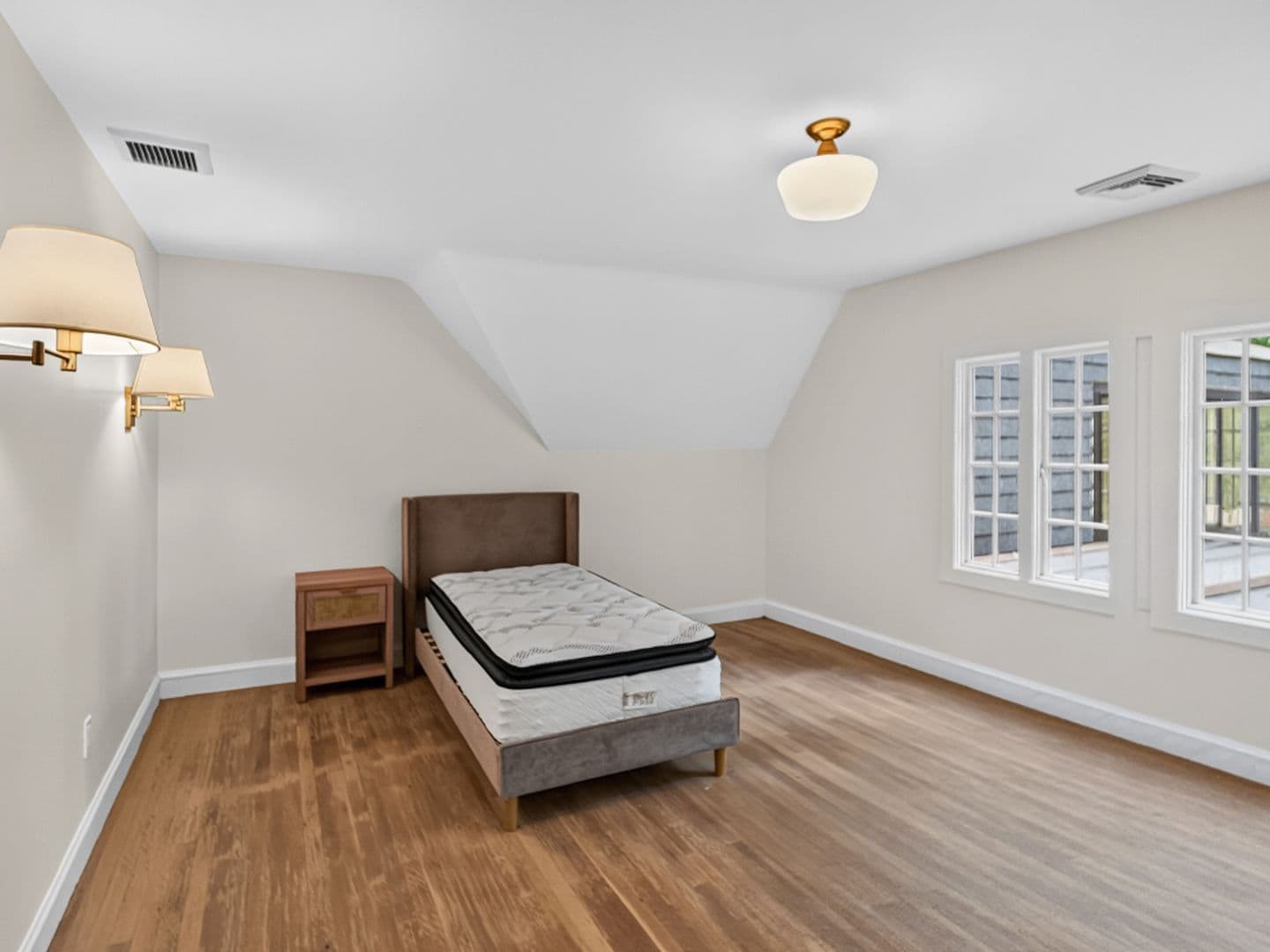 Hamden House: 1085 Ridge Road