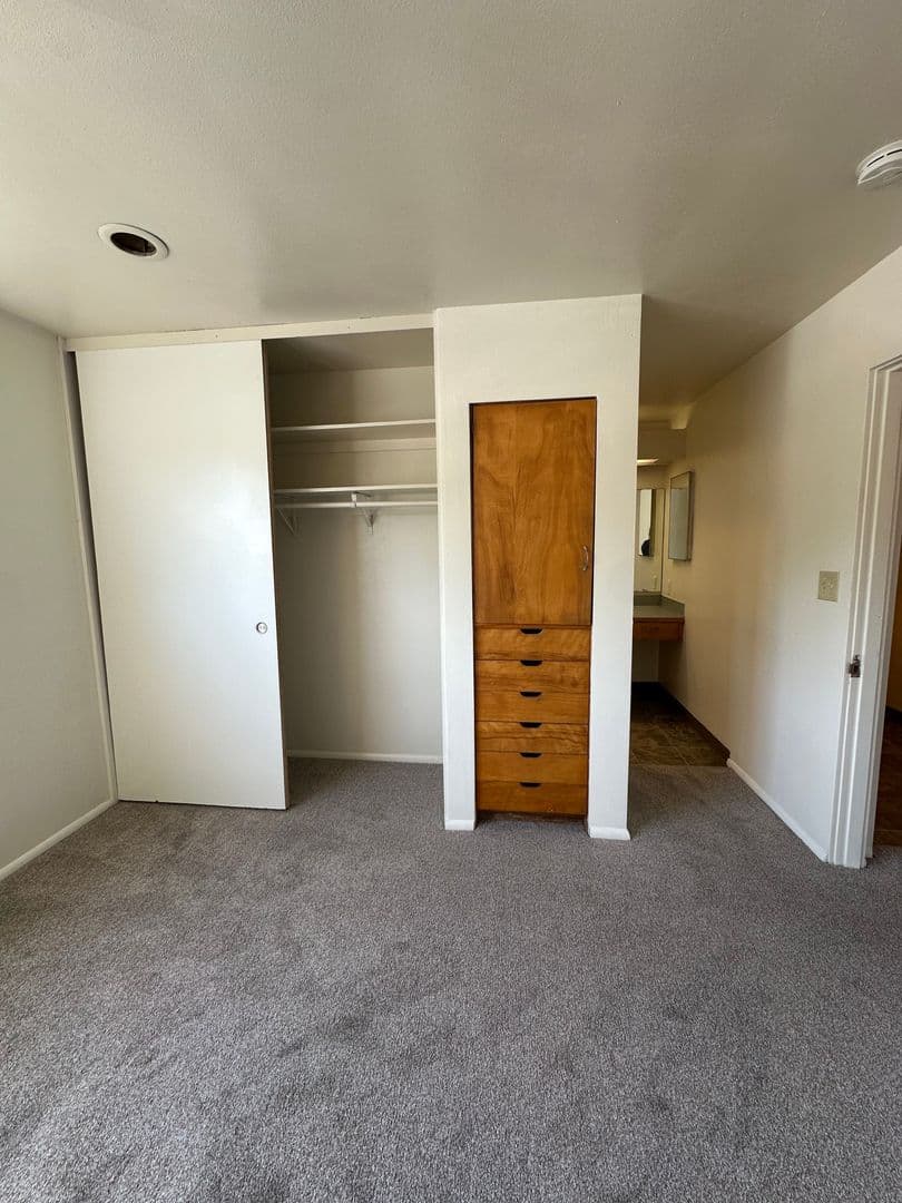 Salem Apartment: 170 Owens St. S