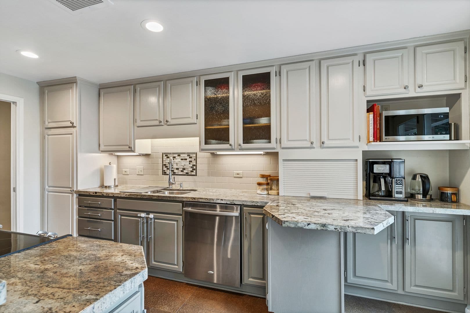 Salem House: 3209 Canterbury Dr S