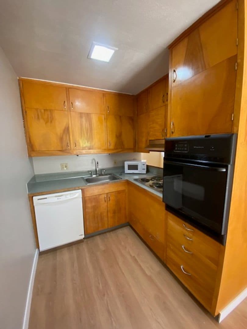 Salem Apartment: 170 Owens St. S