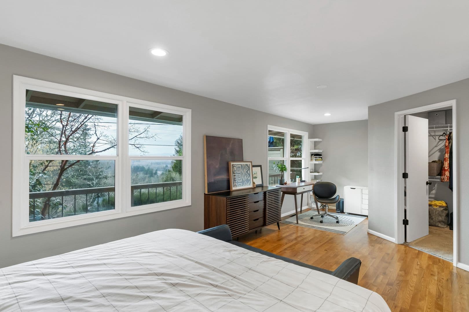 Salem House: 3209 Canterbury Dr S