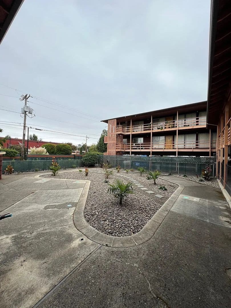 Salem Apartment: 170 Owens St. S