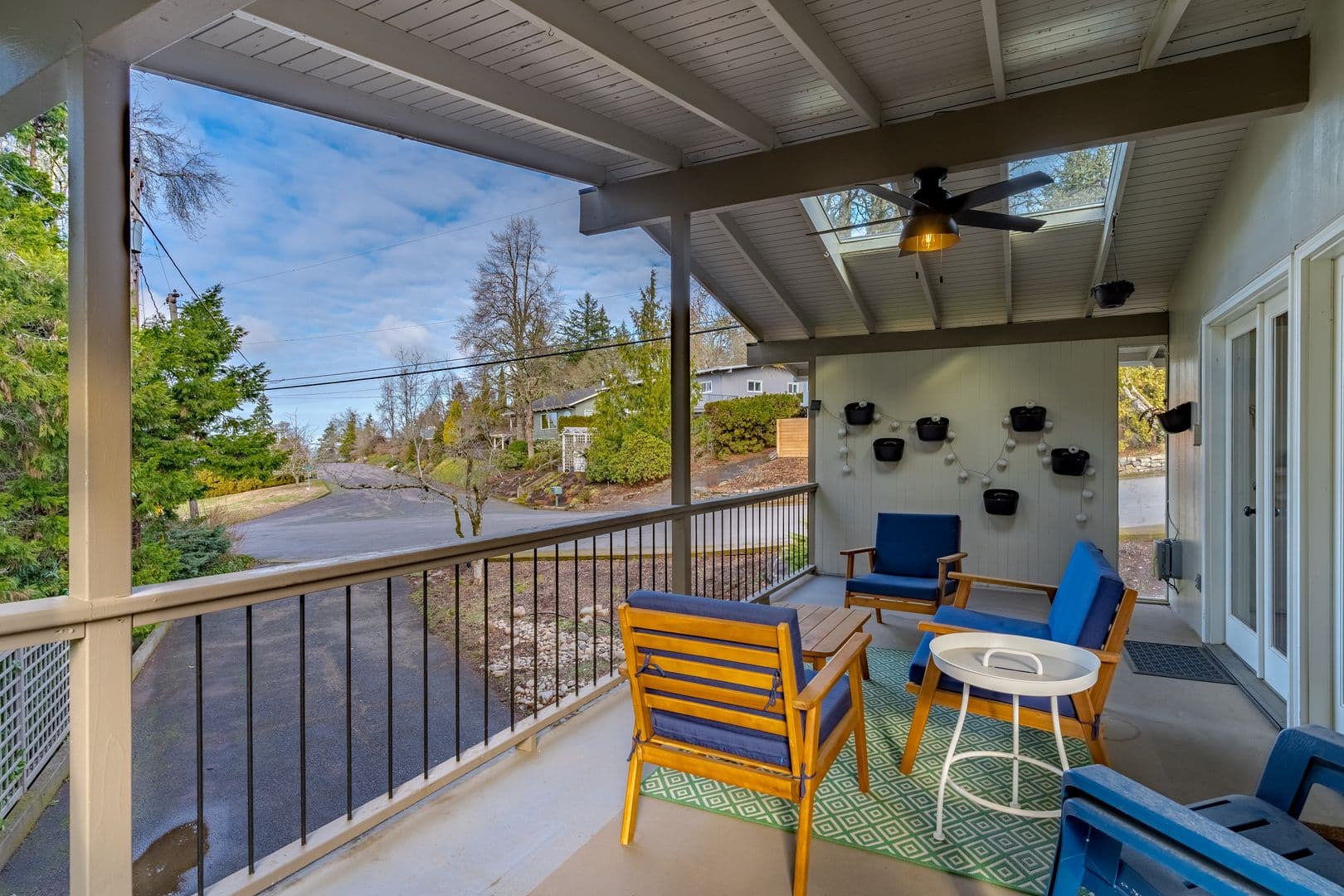 Salem House: 3209 Canterbury Dr S