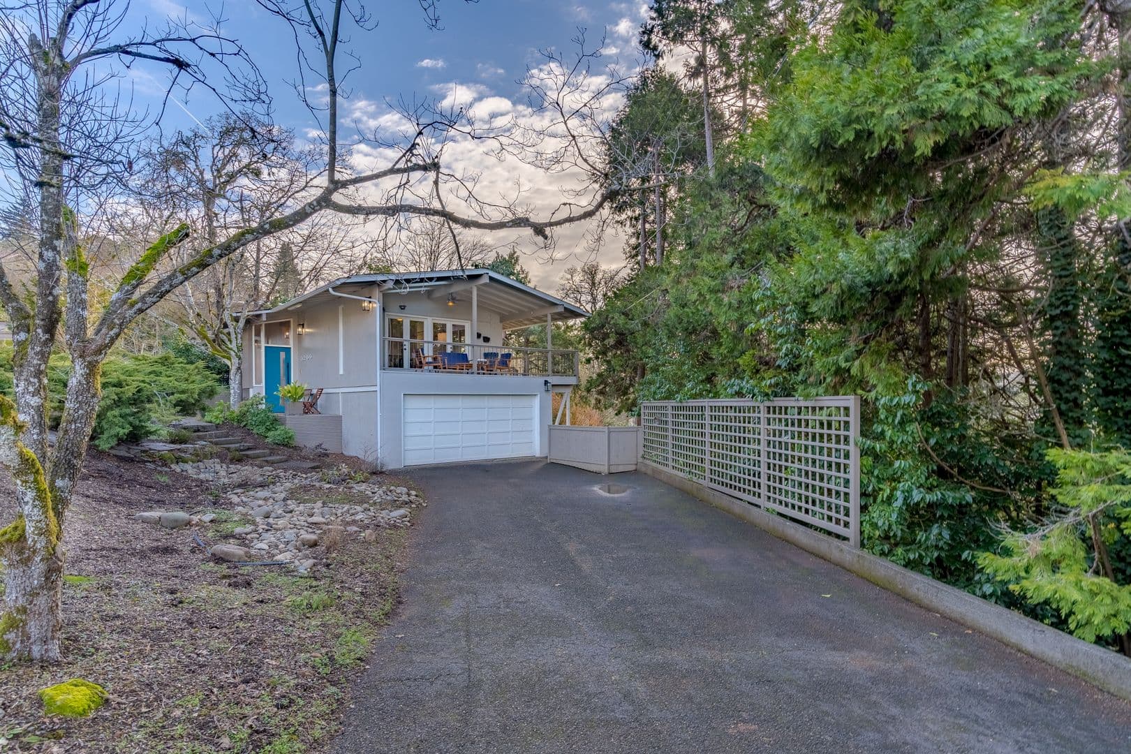 Salem House: 3209 Canterbury Dr S