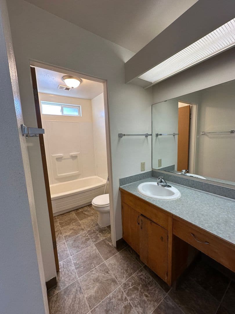 Salem Apartment: 170 Owens St. S