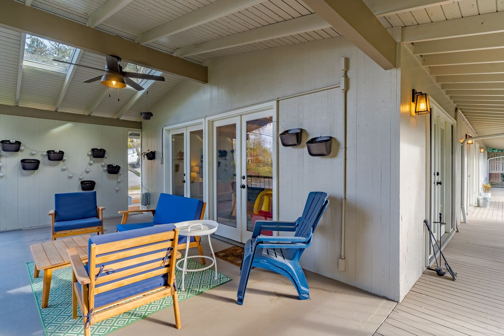 Salem House: 3209 Canterbury Dr S