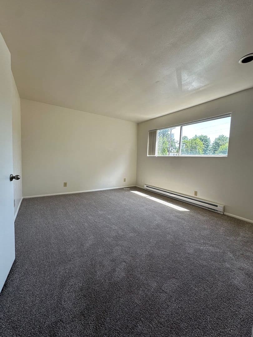 Salem Apartment: 170 Owens St. S