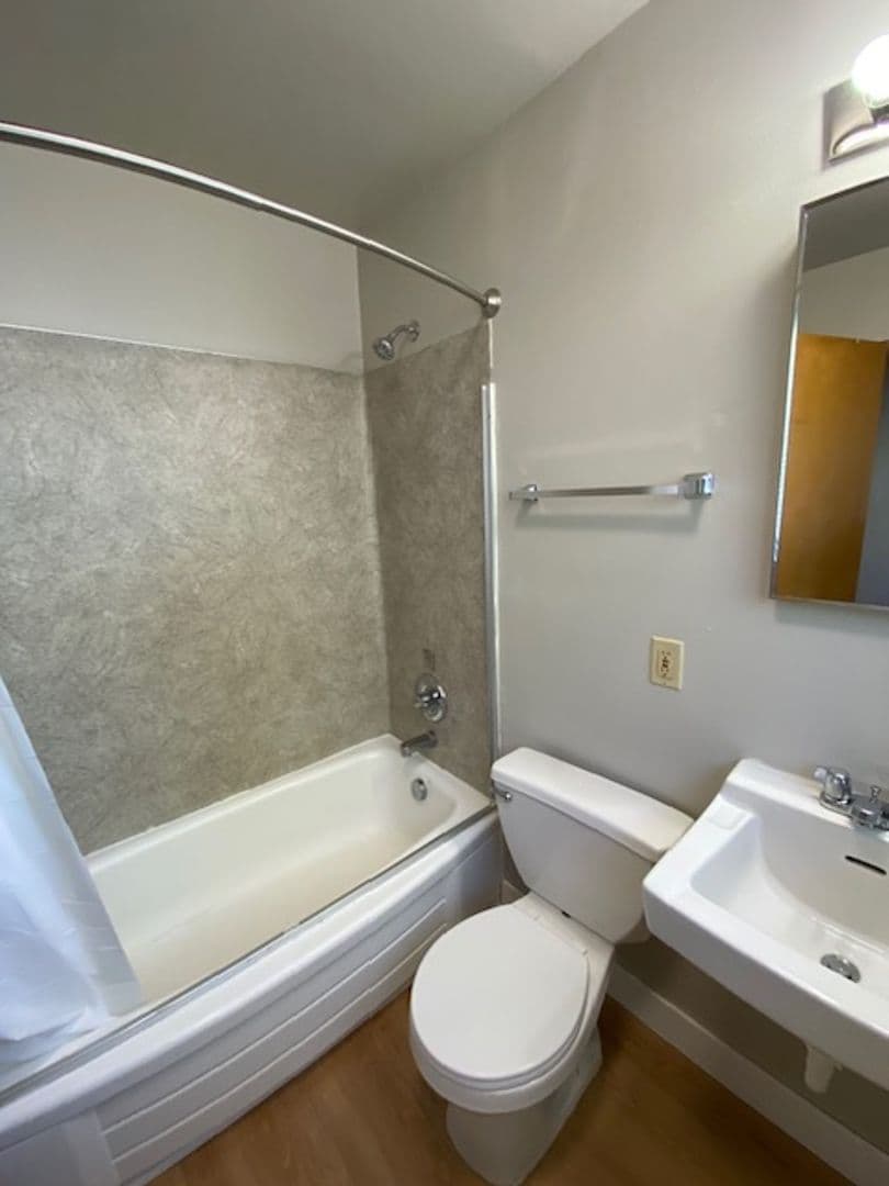 Salem Apartment: 170 Owens St. S