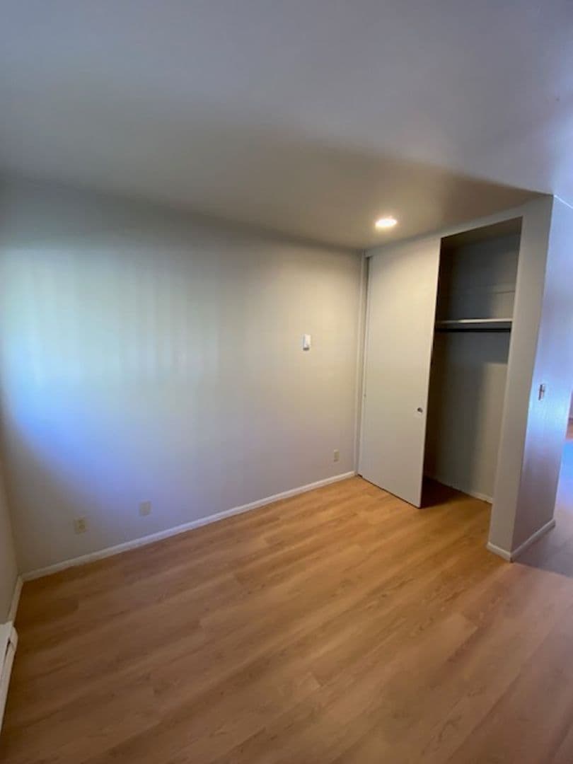 Salem Apartment: 170 Owens St. S