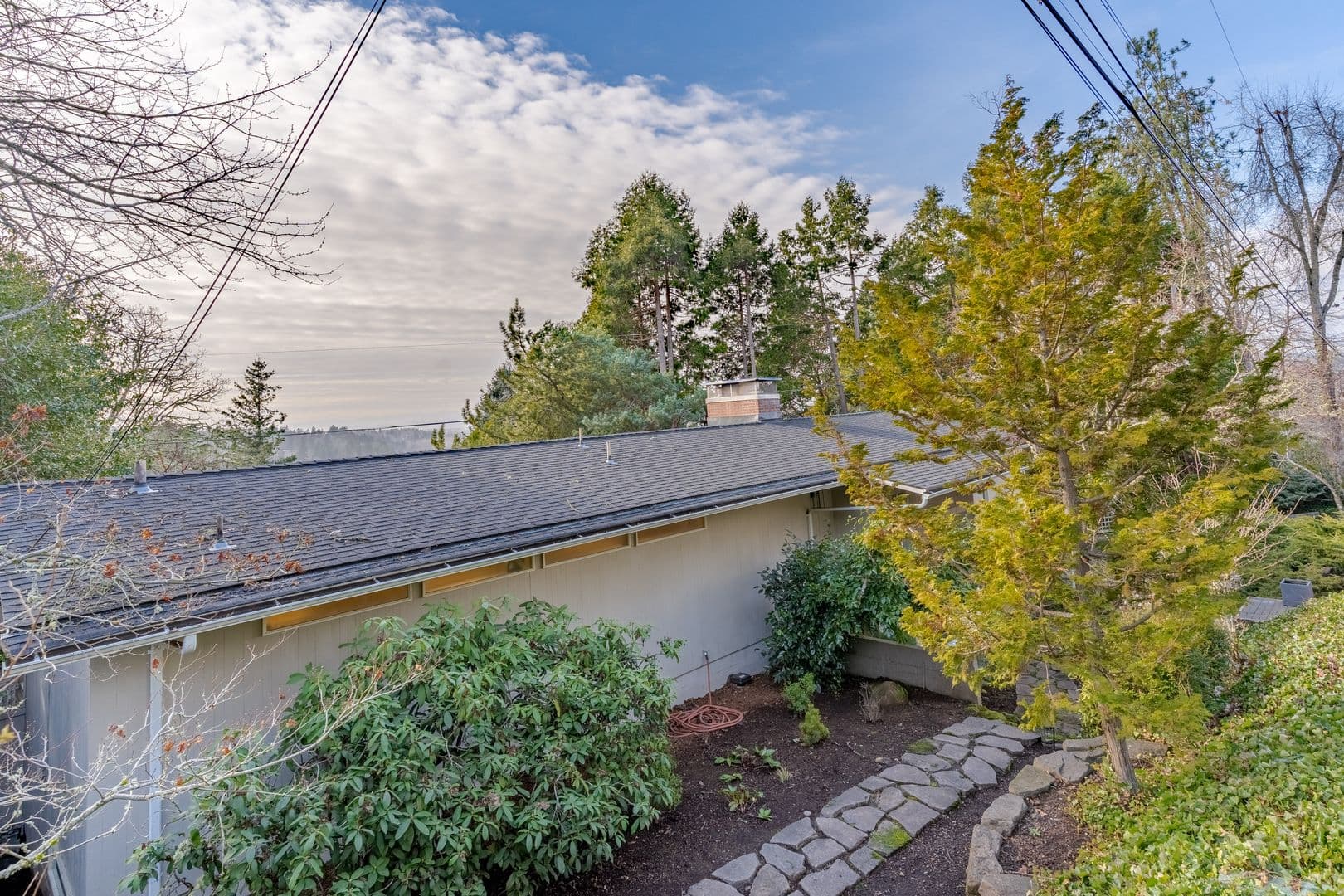 Salem House: 3209 Canterbury Dr S