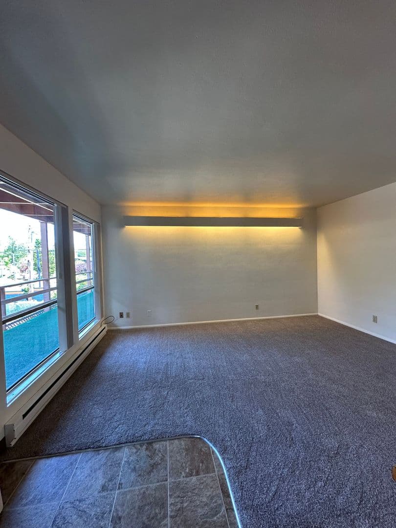 Salem Apartment: 170 Owens St. S
