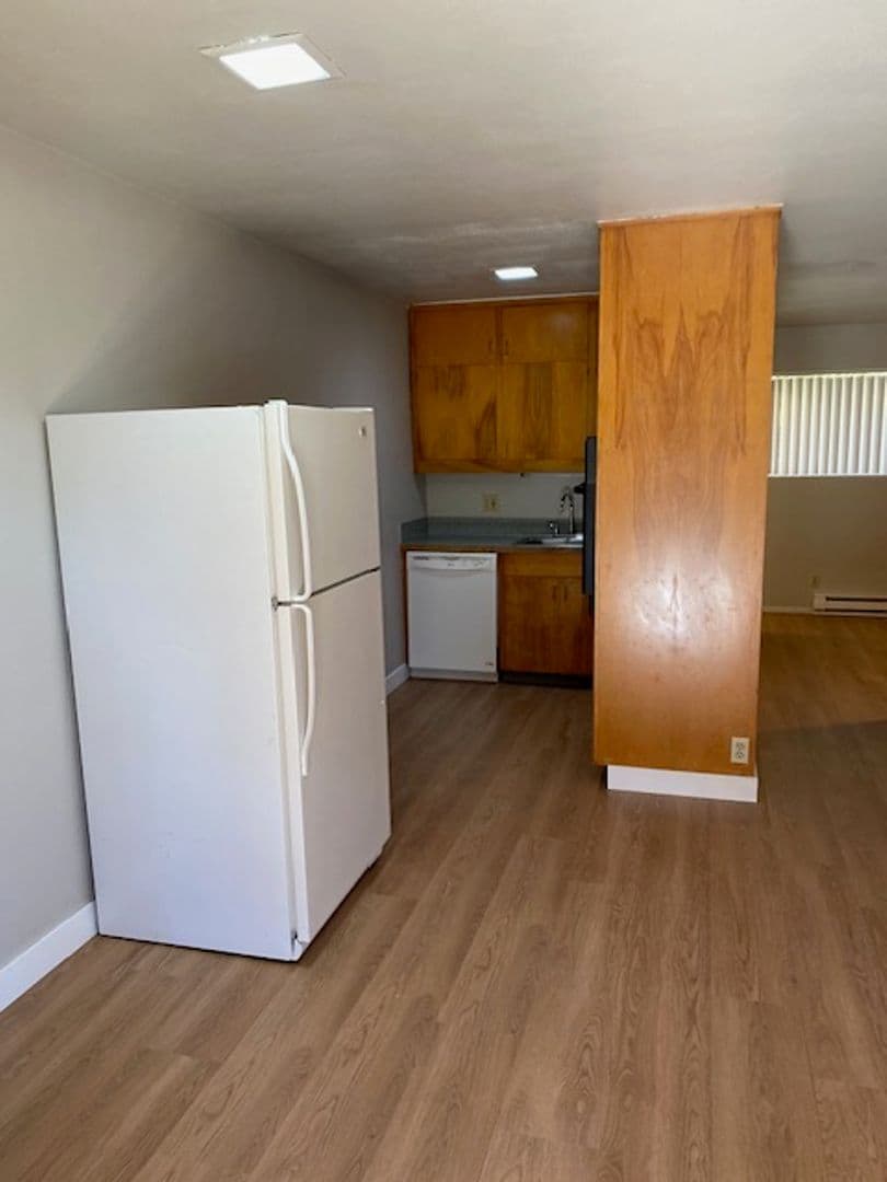 Salem Apartment: 170 Owens St. S