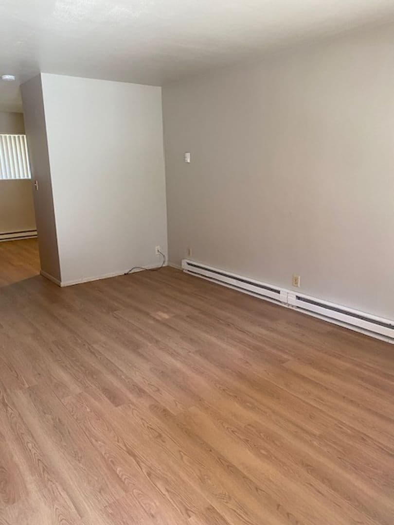 Salem Apartment: 170 Owens St. S