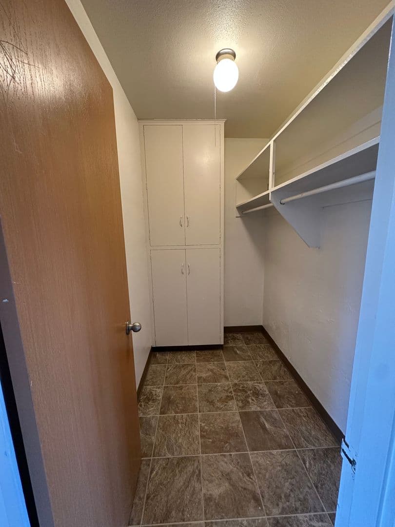 Salem Apartment: 170 Owens St. S