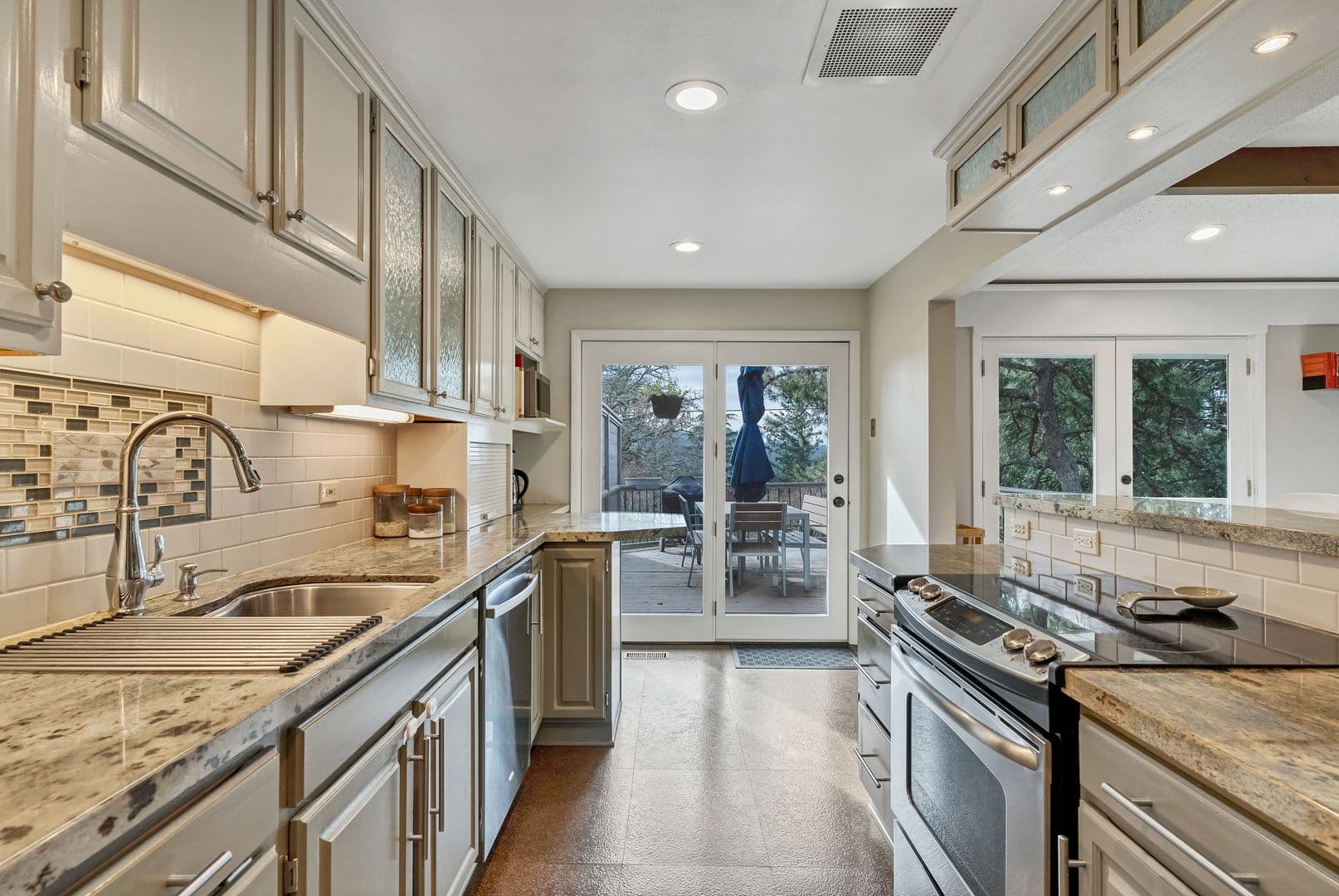 Salem House: 3209 Canterbury Dr S