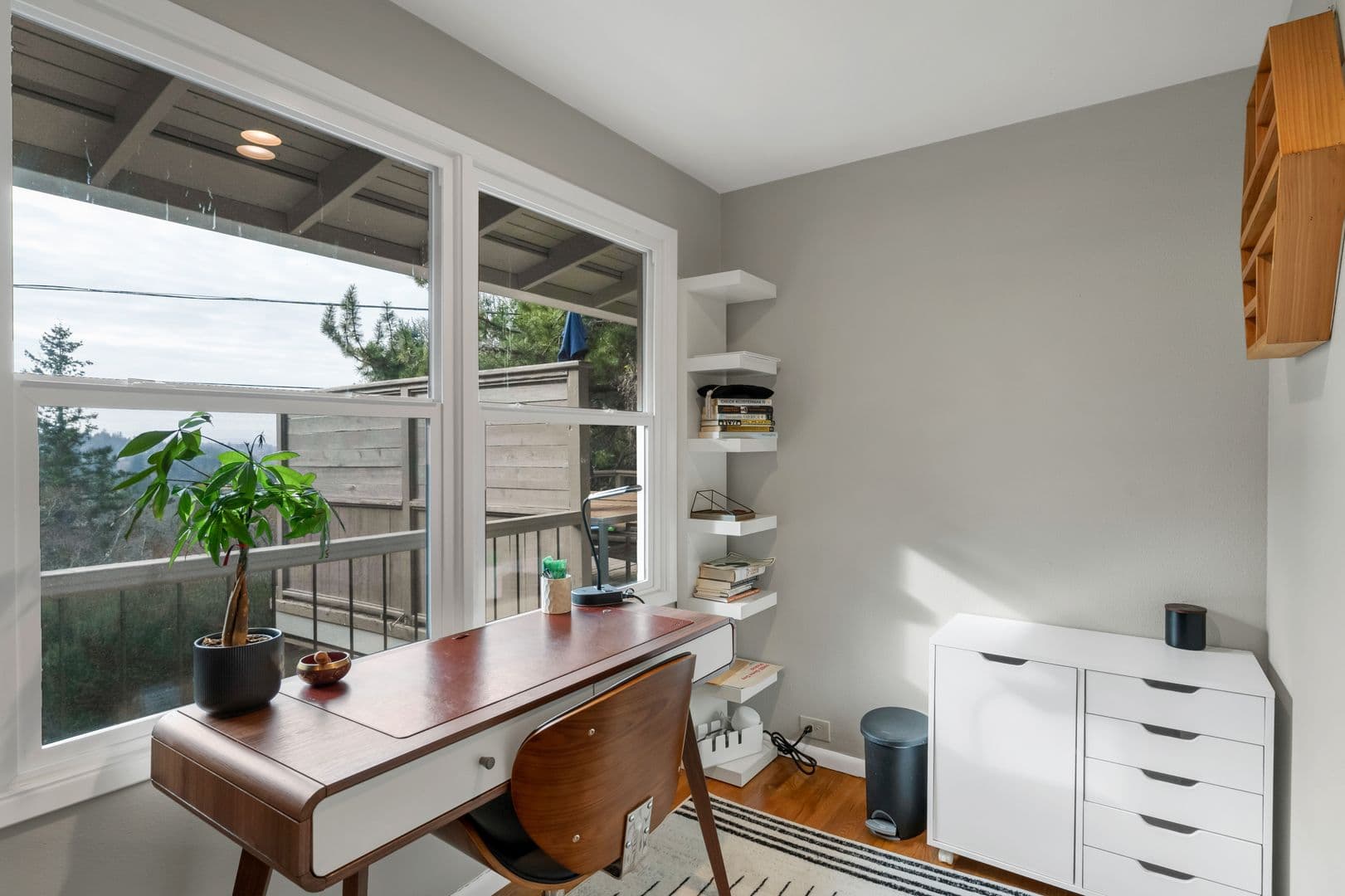 Salem House: 3209 Canterbury Dr S