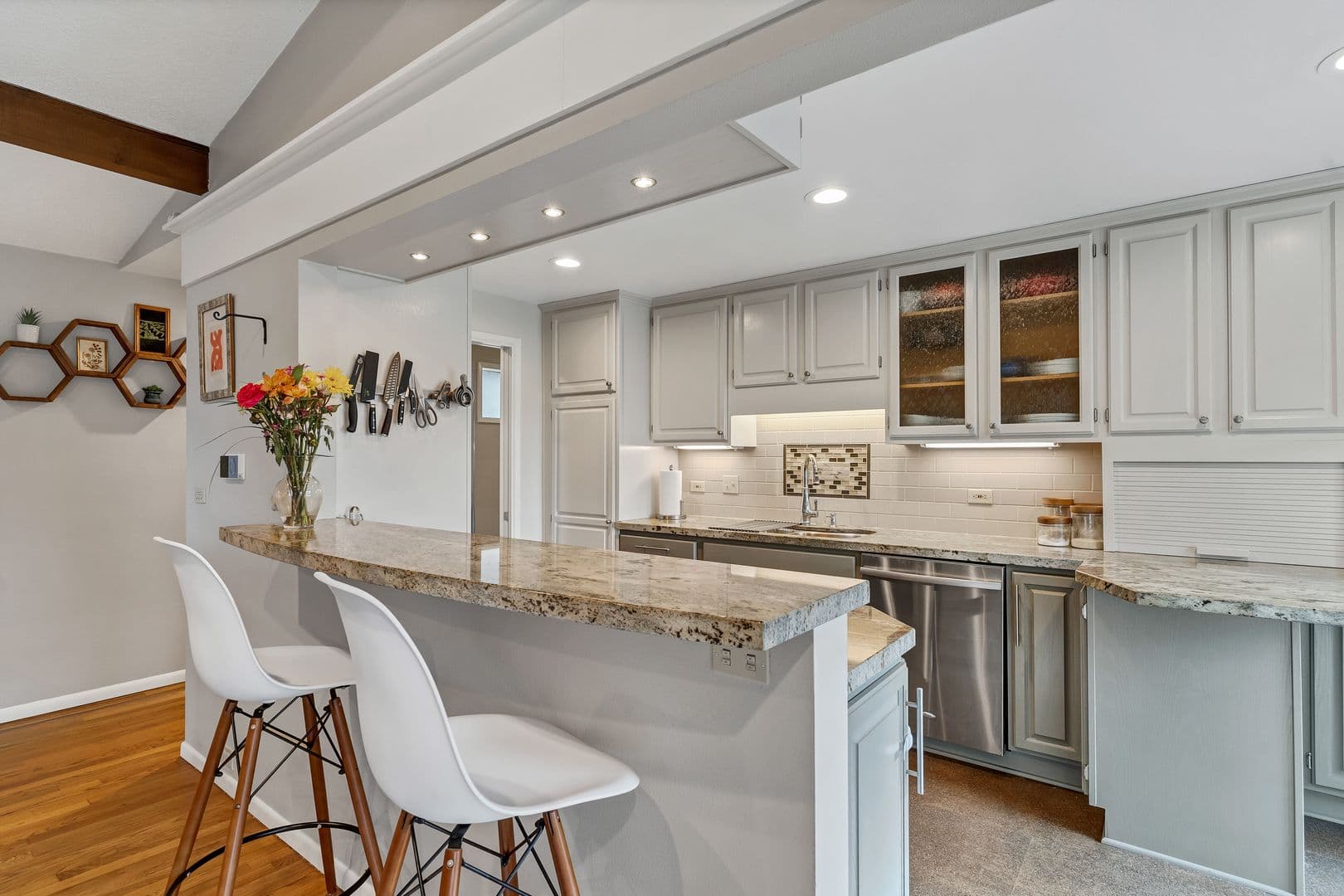 Salem House: 3209 Canterbury Dr S