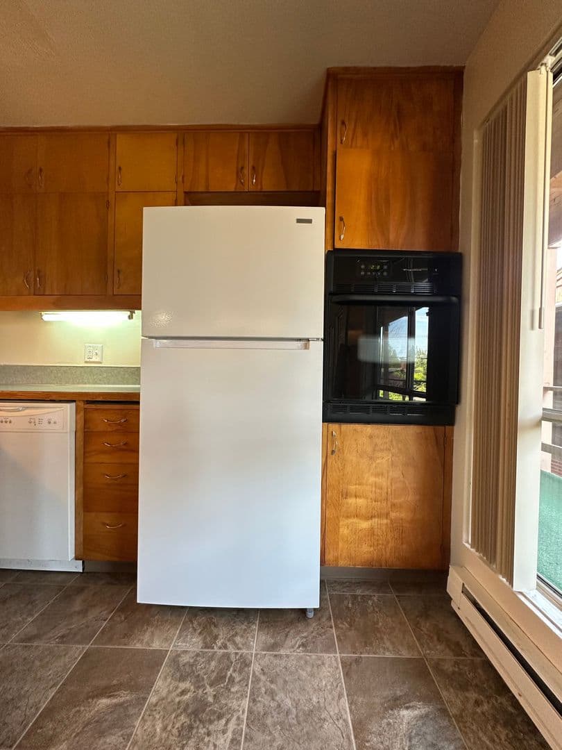 Salem Apartment: 170 Owens St. S
