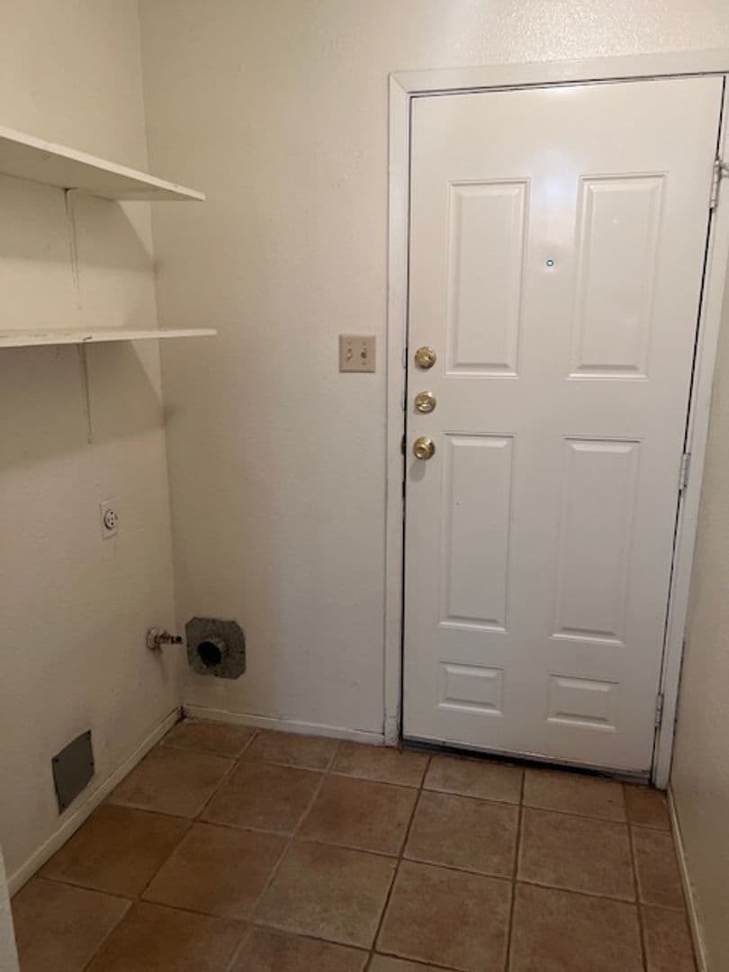 Georgetown Apartment: 112 Verna Spur