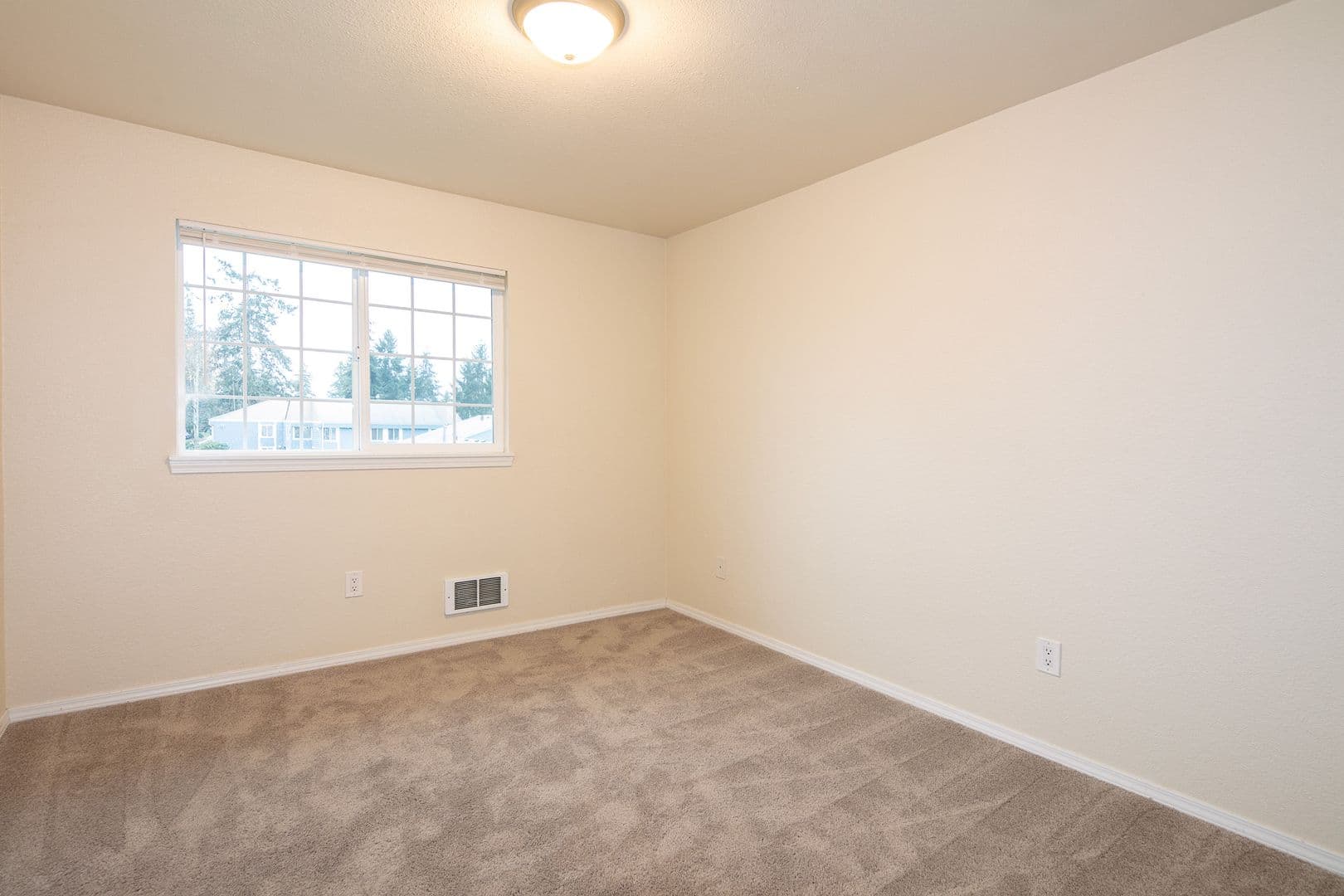 Everett Apartment: 832 W Casino Rd