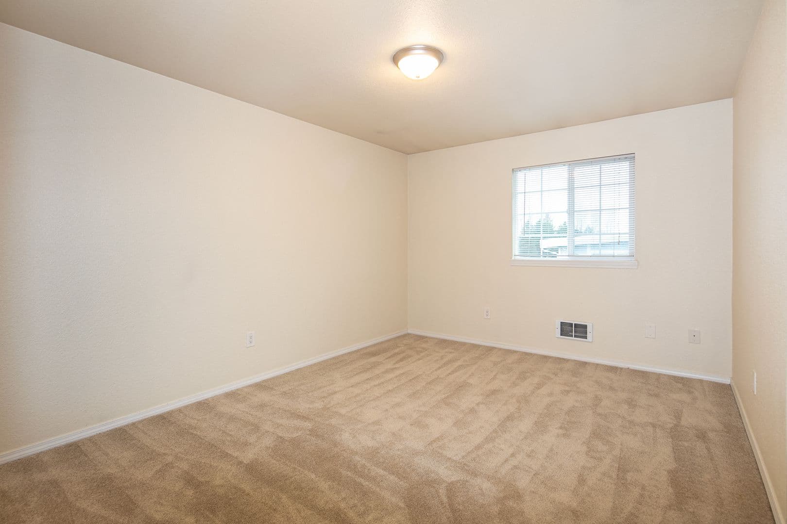 Everett Apartment: 832 W Casino Rd