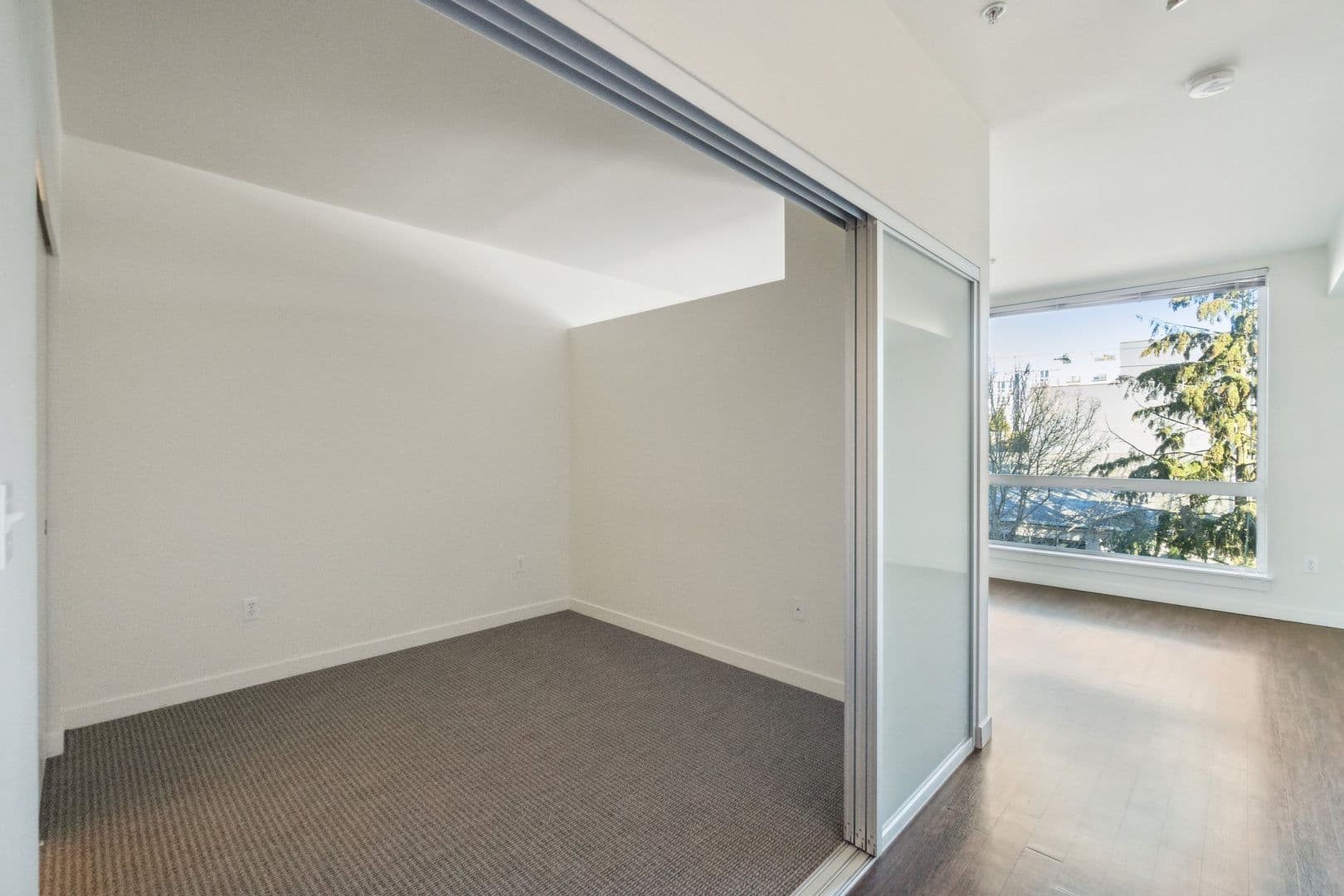 Seattle Apartment: 845 NE 66th St