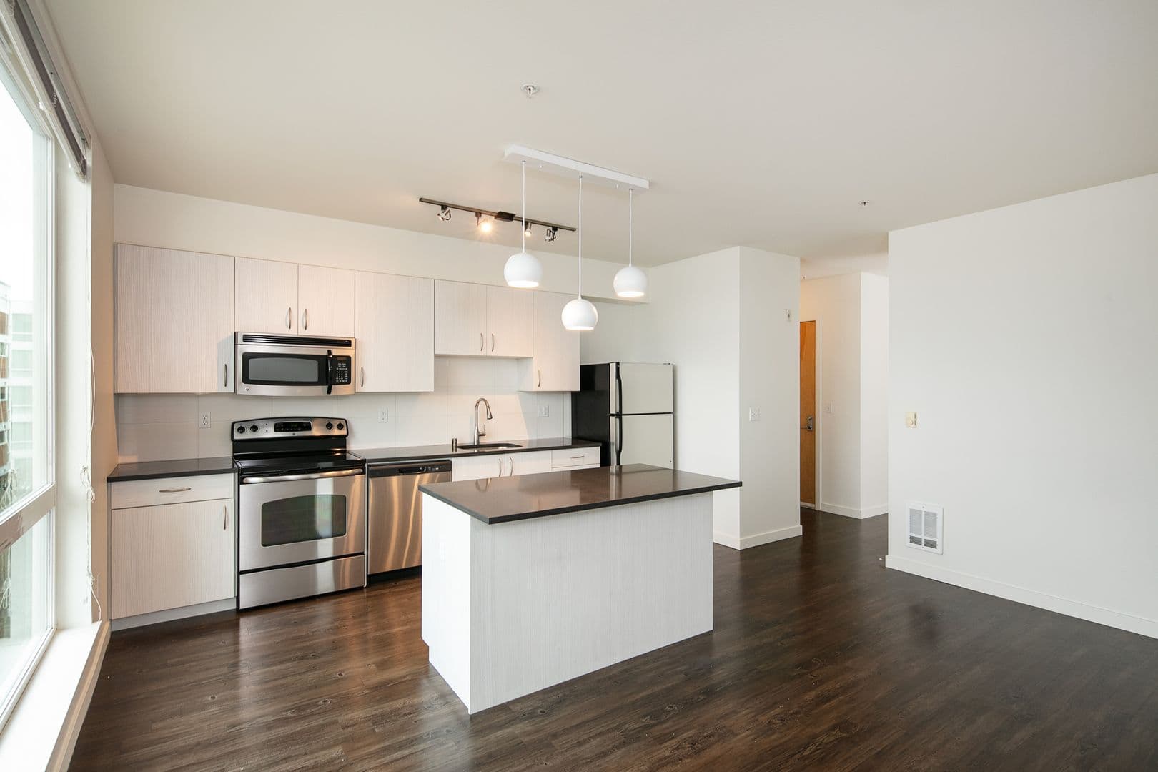 Seattle Apartment: 845 NE 66th St