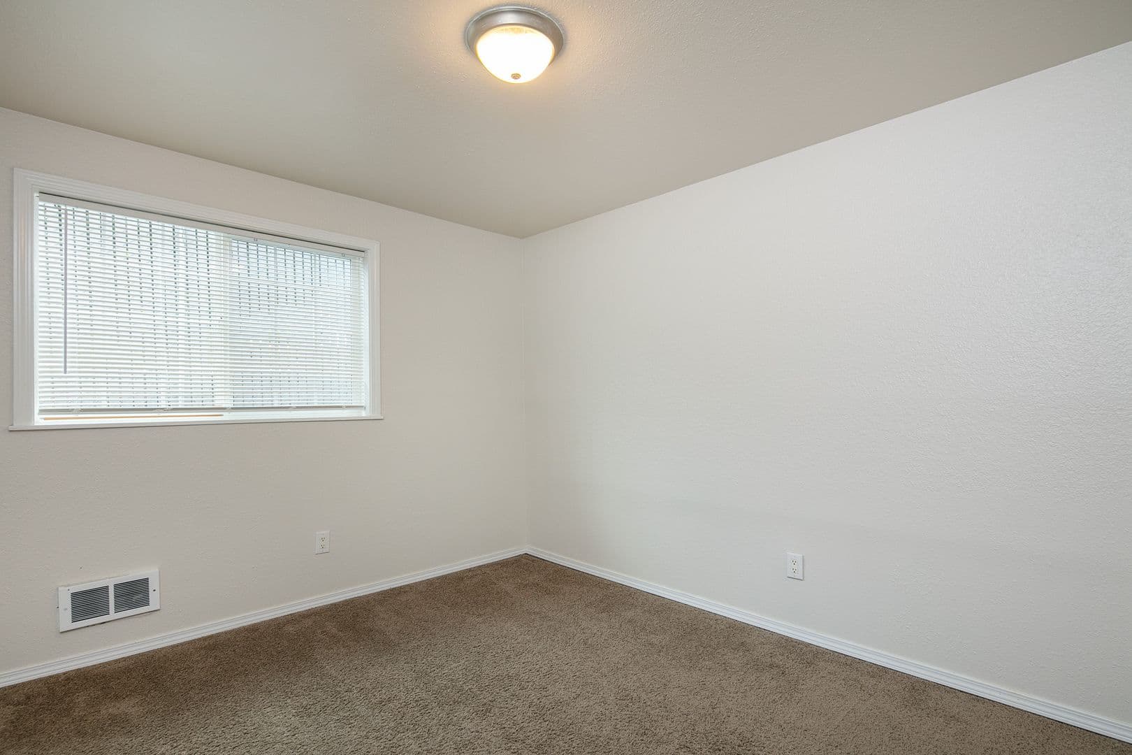 Everett Apartment: 832 W Casino Rd