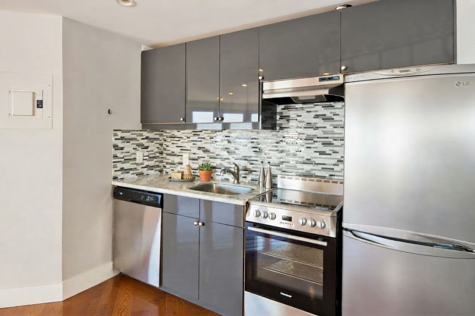 Seattle Apartment: 1928 43rd Ave E