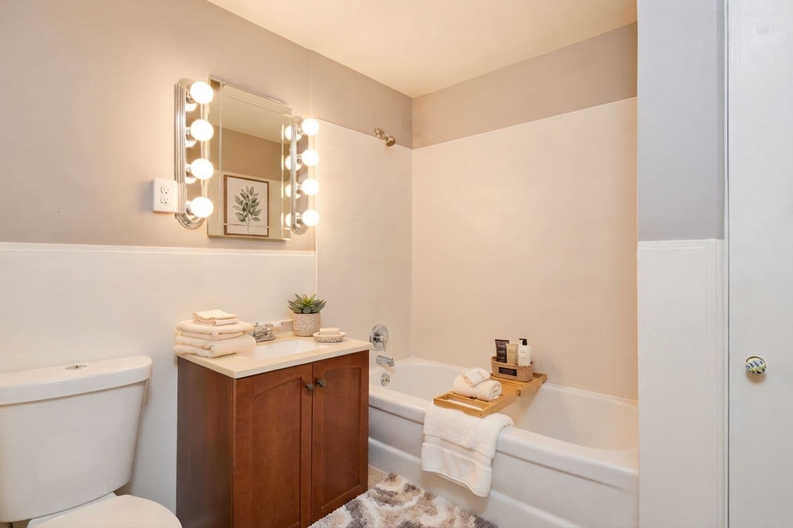 Seattle Apartment: 1928 43rd Ave E