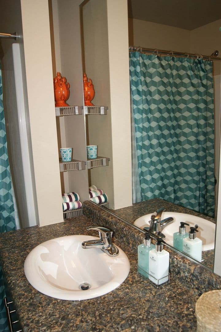 Portland Apartment: 9700 NE Everett Court