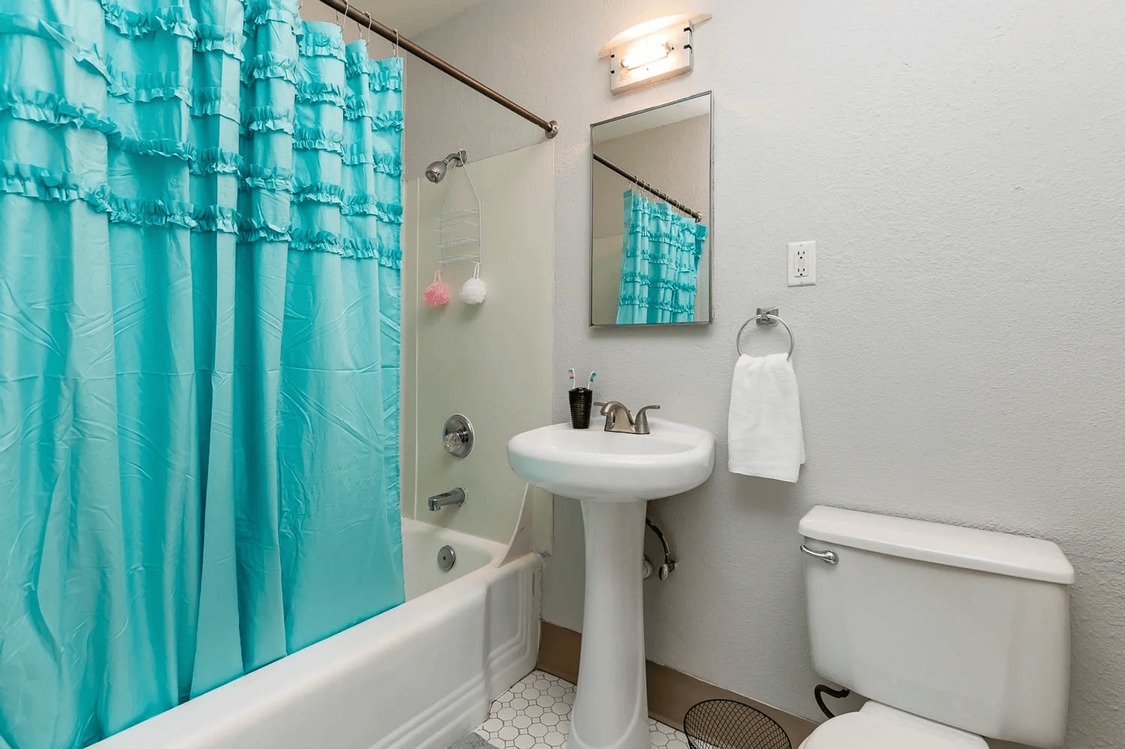 Portland Apartment: 1610 NE 66th Ave