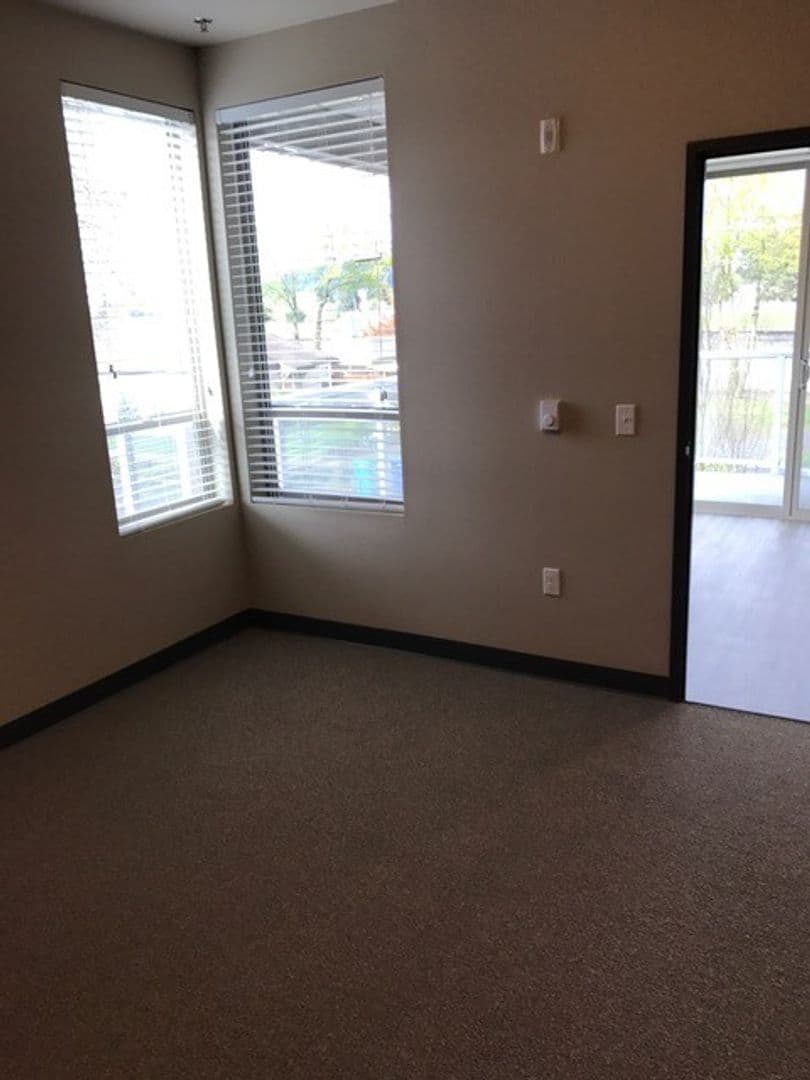 Portland Apartment: 9700 NE Everett Court