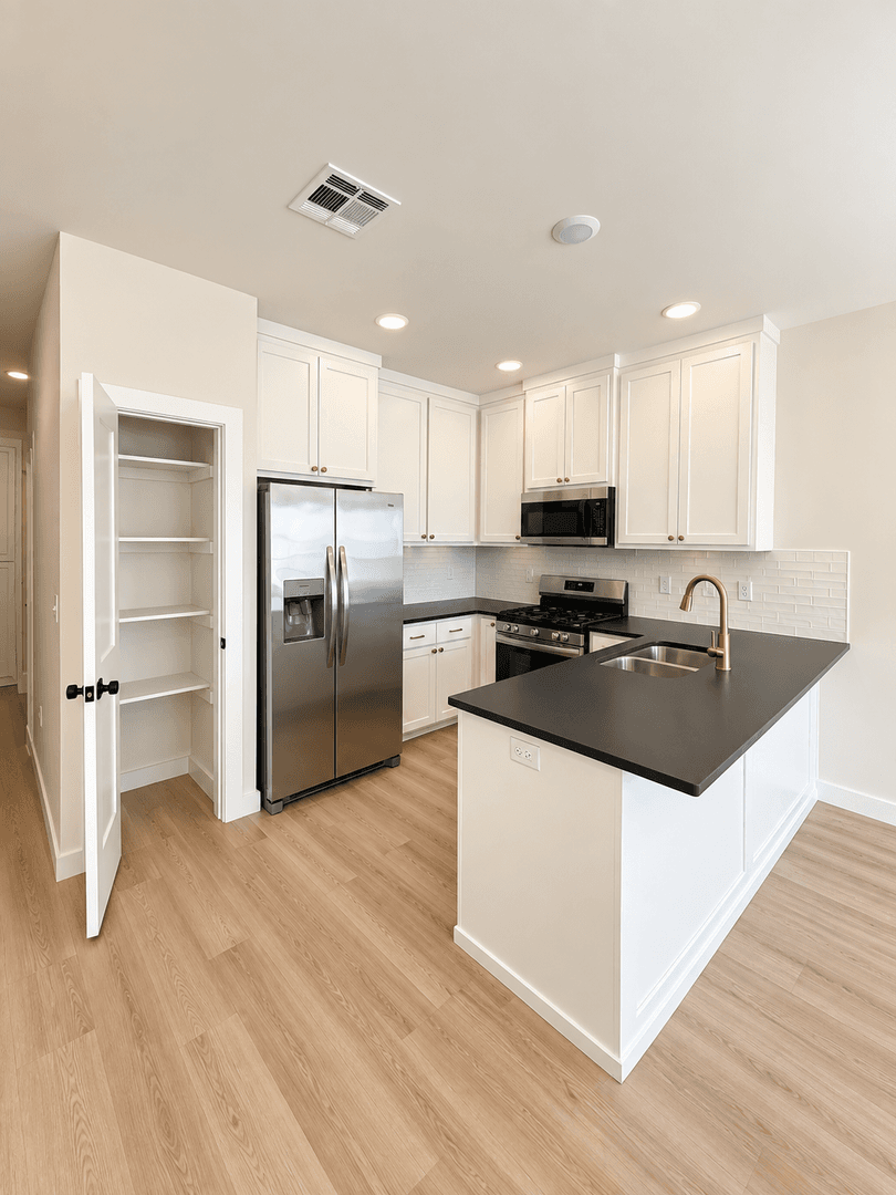 Edmond House: 602 W 2nd St #110