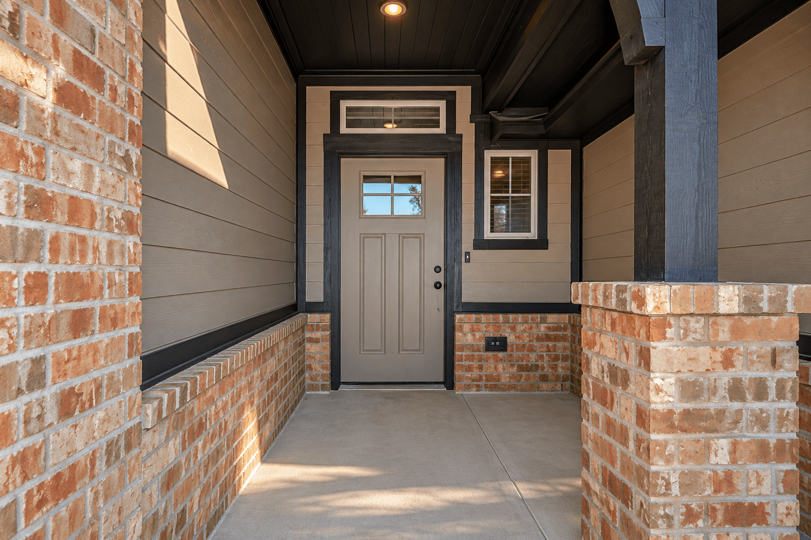 Yukon House: 1912 Long Cove Ave