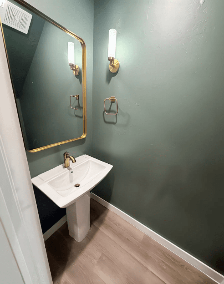 Edmond House: 616 W 2nd St #100