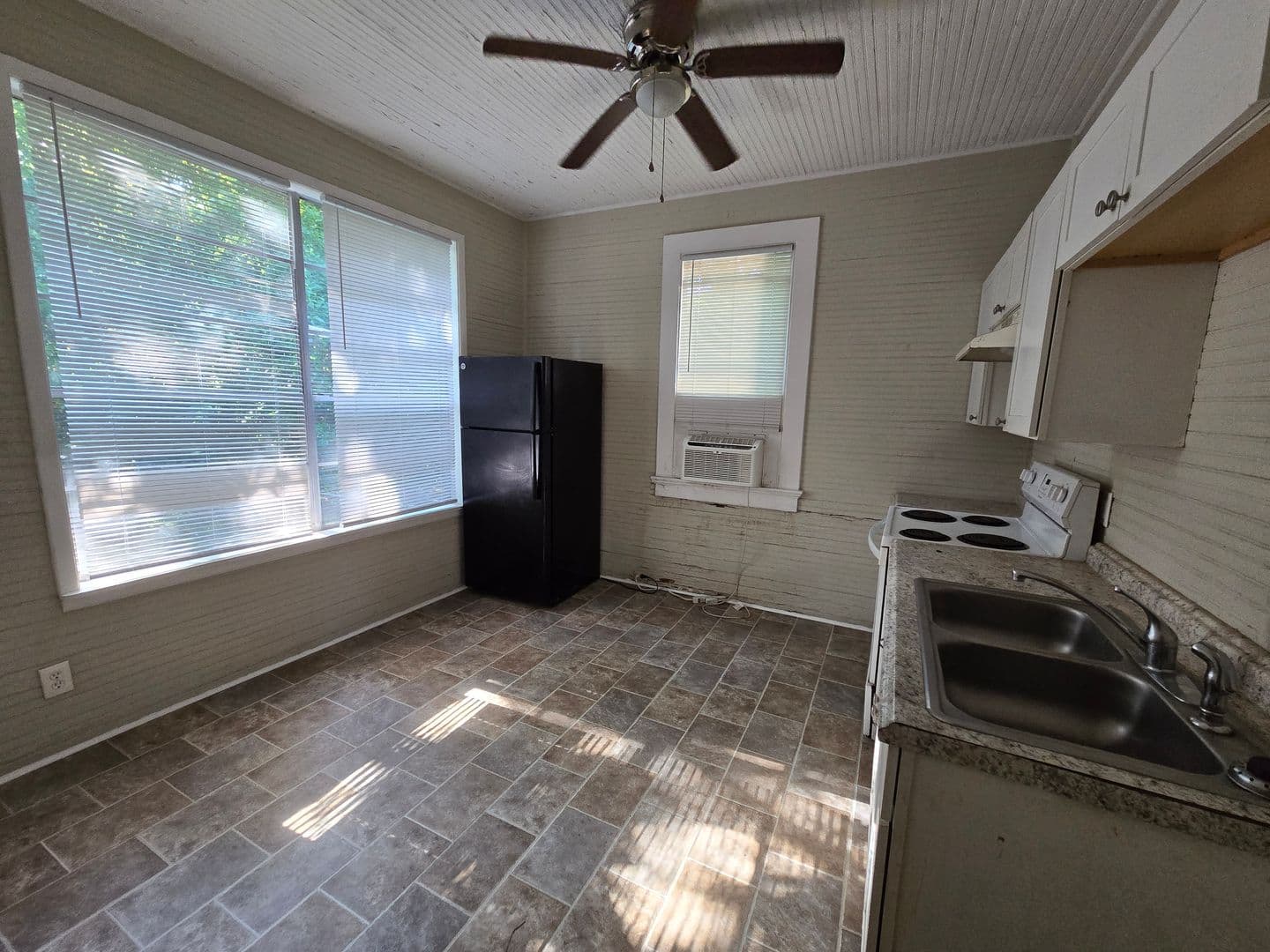 Montgomery Apartment: 2300-2302 Plum Street