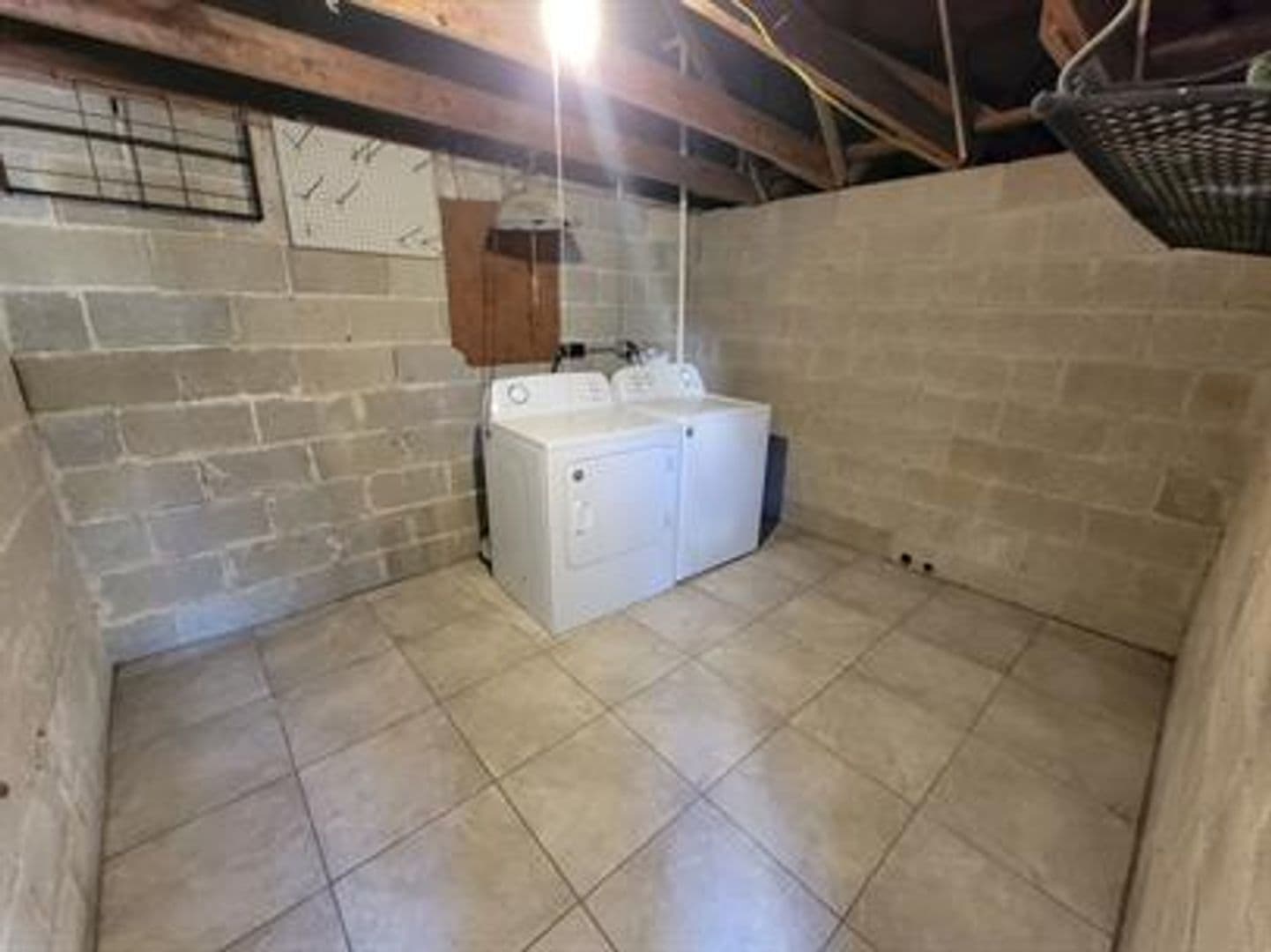 Montgomery Apartment: 7 Calhoun Road