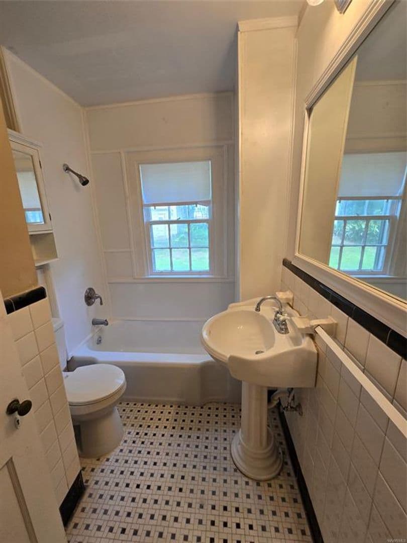 Montgomery House: 555 Morningview