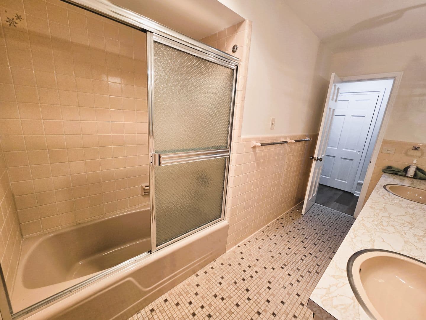 Montgomery House: 6212 Henley Way