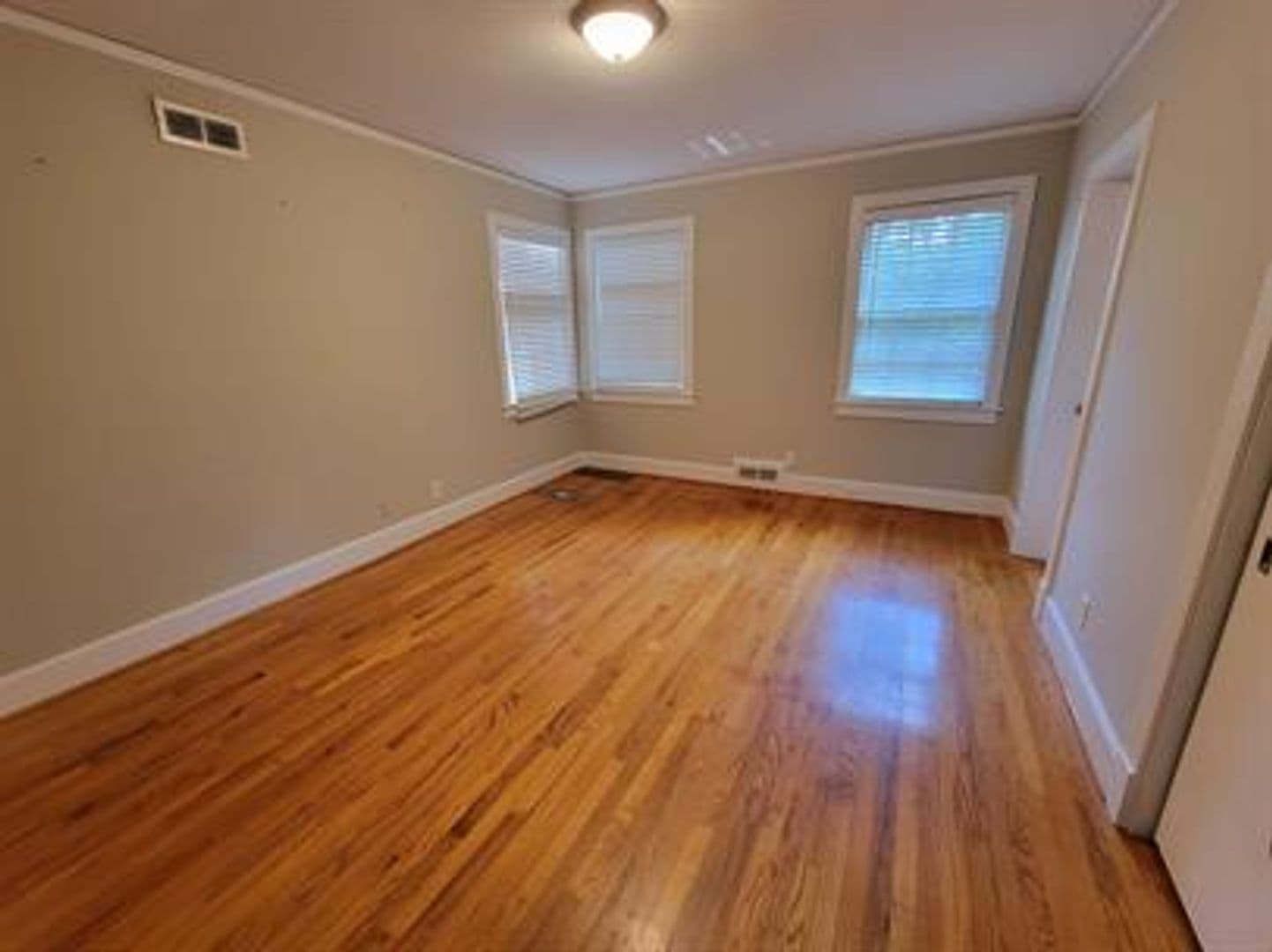 Montgomery House: 4066 Wares Ferry Road