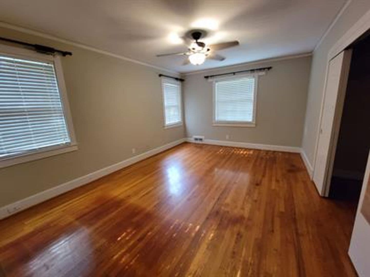 Montgomery House: 4066 Wares Ferry Road