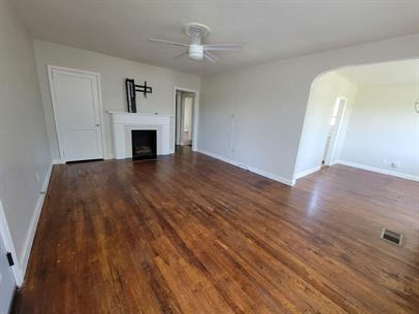 Montgomery Apartment: 7 Calhoun Road