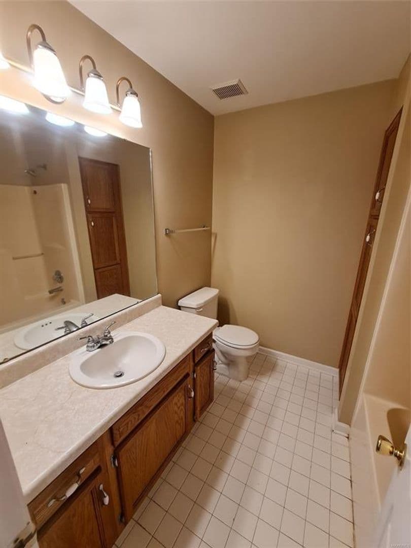 Deatsville House: 61 Old Orchard Road