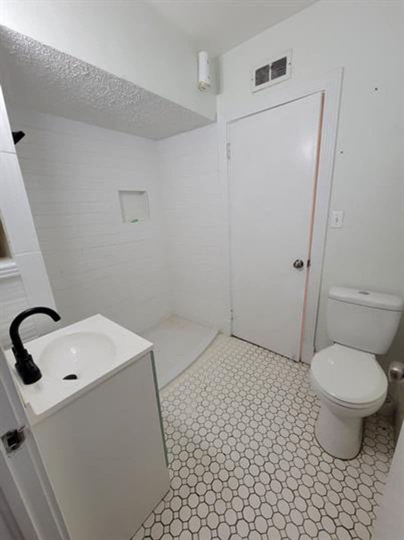 Montgomery House: 4066 Wares Ferry Road